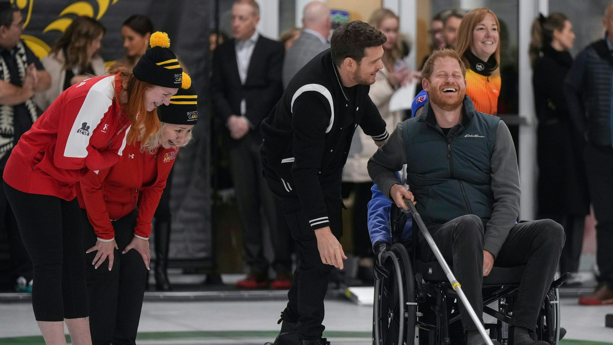 Sänger Michael Buble (2.v.r) scherzt mit Prinz Harry, dem Herzog von Sussex, während der während eines Trainingslagers der Invictus Games in Vancouver Rollstuhlcurling ausprobiert.