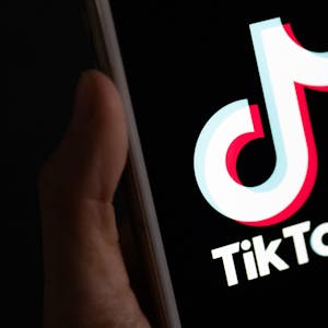 Eine Person hält ein Smartphone, auf dem das TikTok-Logo zu sehen ist. Die EU hat ein Verfahren gegen das soziale Netzwerk eröffnet. (Symbolbild)