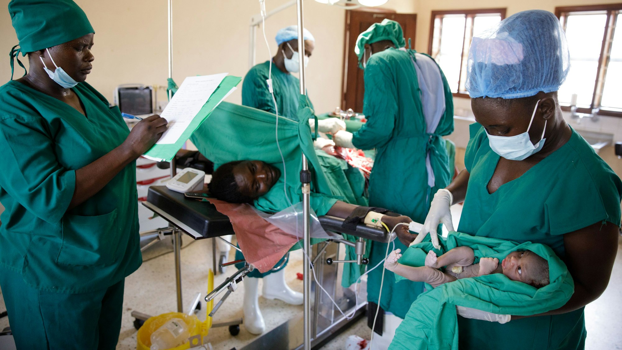 Anästhesist Anderu Harriet macht eine Aufnahme während eines Kaiserschnitts im Operationssaal des „Rhino Camp Health Centre IV“ in Uganda.
