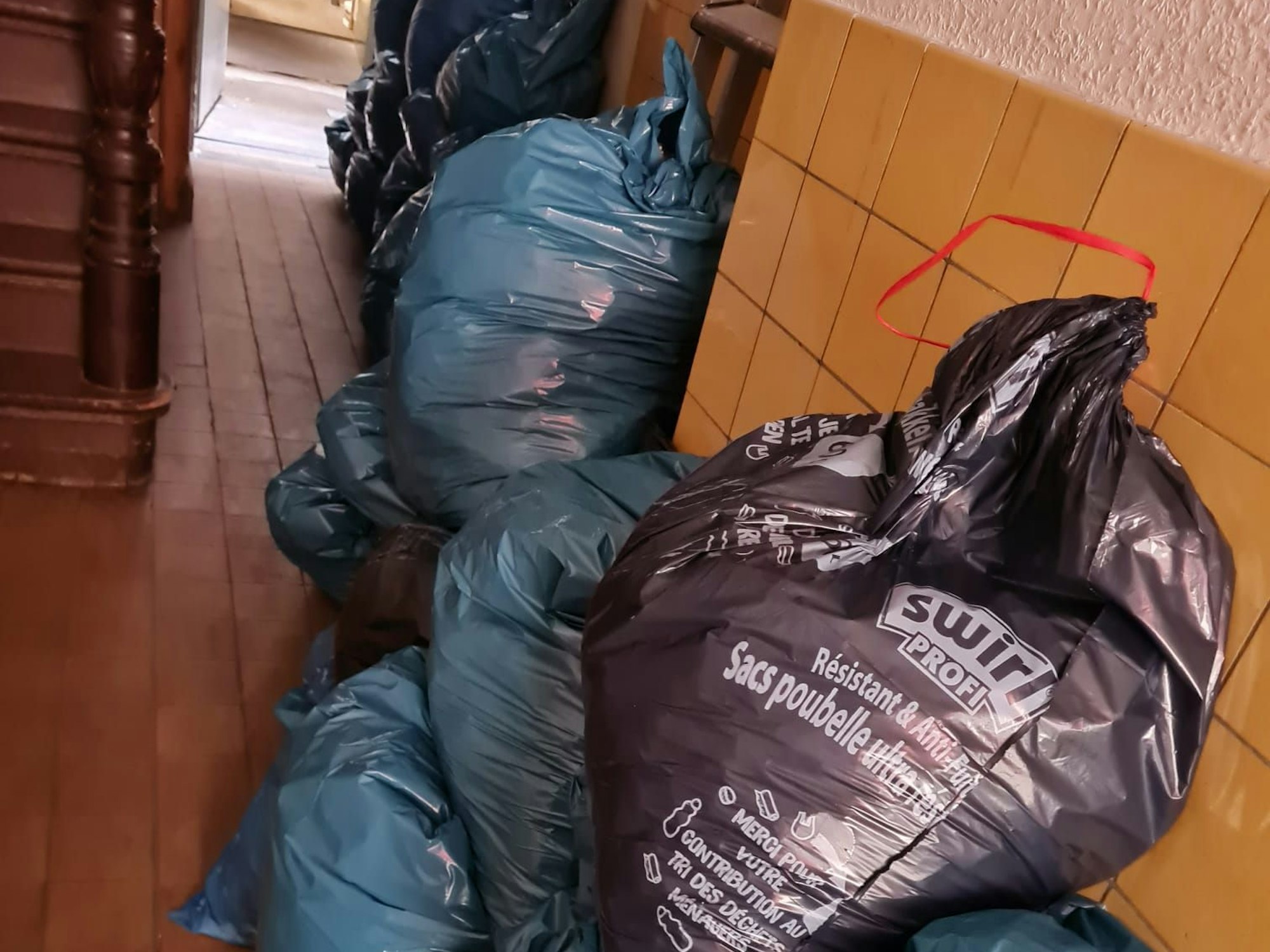 Mülltüten voller Kamelle stehen im Hausflur.