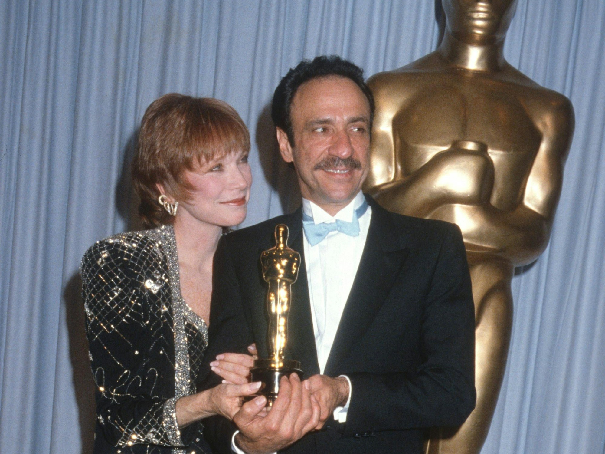 Shirley MacLaine & Murry F. Abraham halten seinen Oscar bei der Verleihung im Jahr 1985