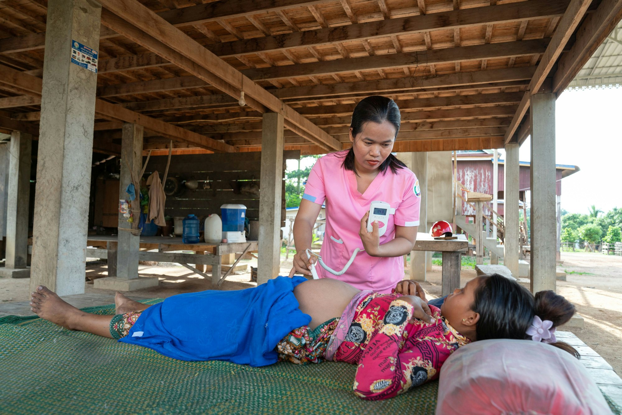 Die Hebamme Sreytoch hat den Auftrag, die Kachak-Eingeborenen in der Talav-Gemeinde zu untersuchen. Romam Toch, kam gerade von ihrem traditionellen Bauernhof in der Nähe des Dorfes in Kambodscha zurück.
