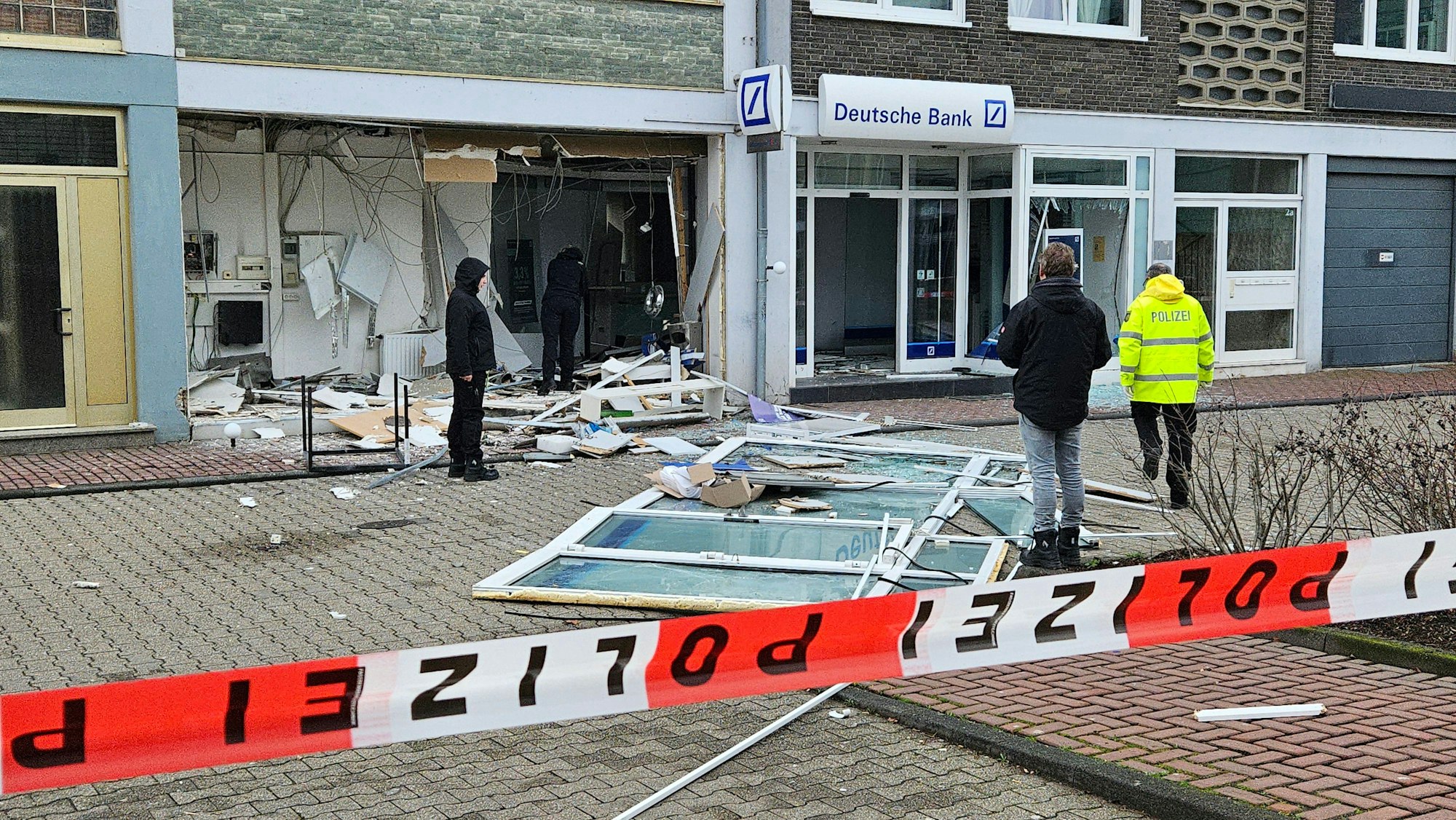 Die Sprengung eines Geldautomaten in Bergheim richtete starke Zerstörungen in der Bankfiliale an.