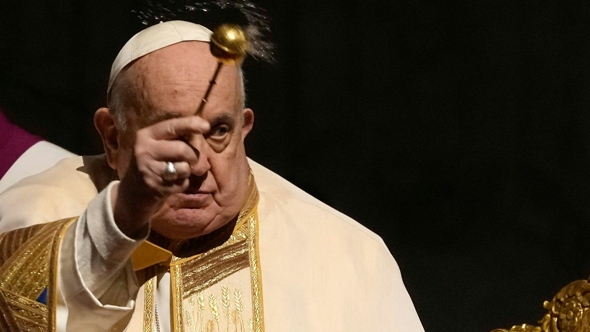Papst Franziskus besprengt Gläubige bei einer Messe im Petersdom mit Weihwasser.