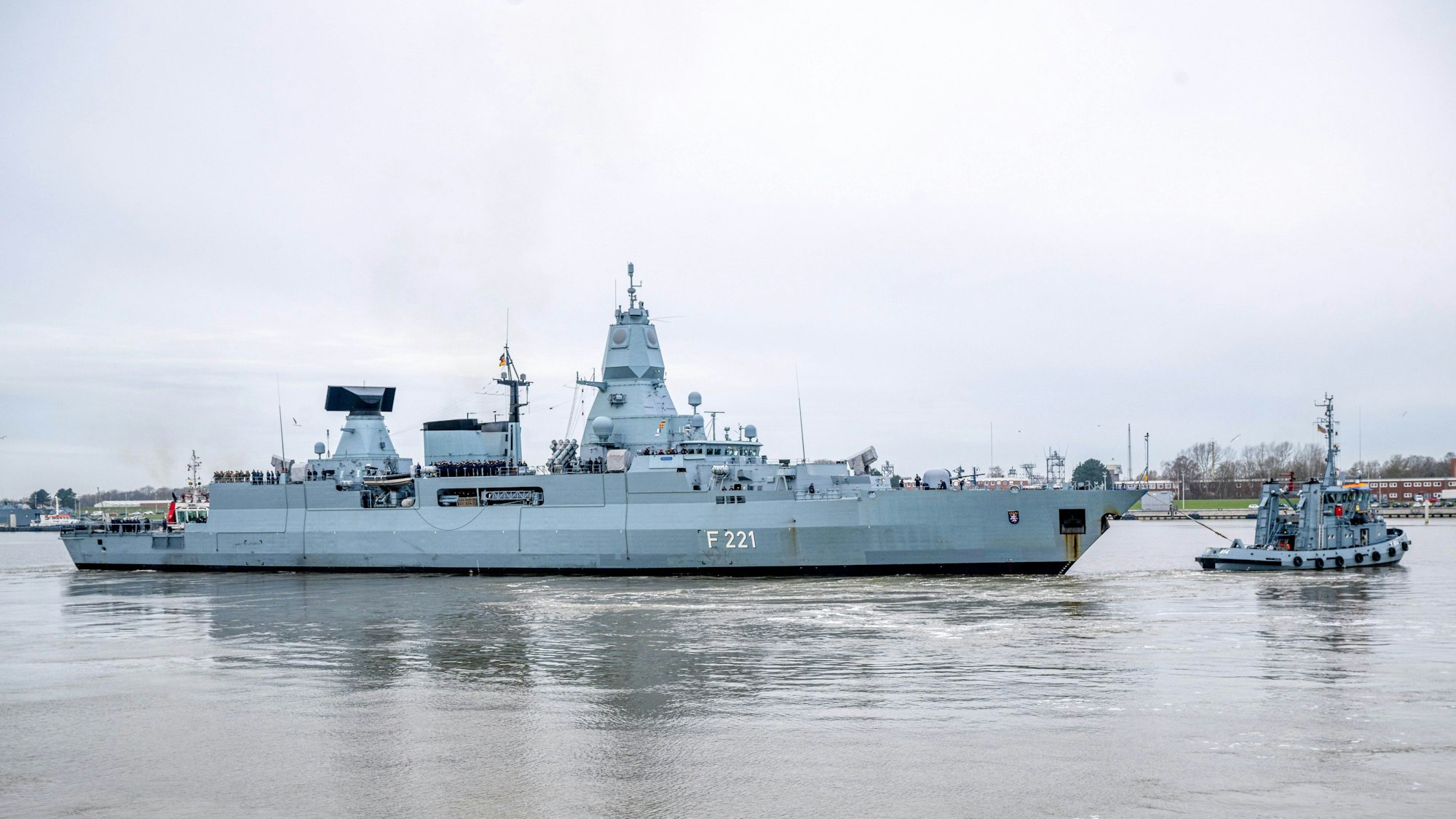 ARCHIV - 08.02.2024, Niedersachsen, Wilhelmshaven: Die Fregatte «Hessen» läuft aus dem Hafen aus.
