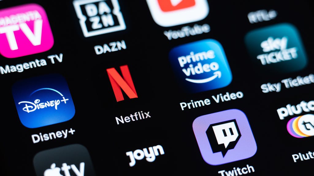 Verschiedene Streaming-Dienste, darunter Magenta TV, DAZN, YouTube, Disney+, Netflix, Prime Video, Sky Ticket, Apple TV, Joyn, Twitch, sind auf einem Bildschirm zu sehen.