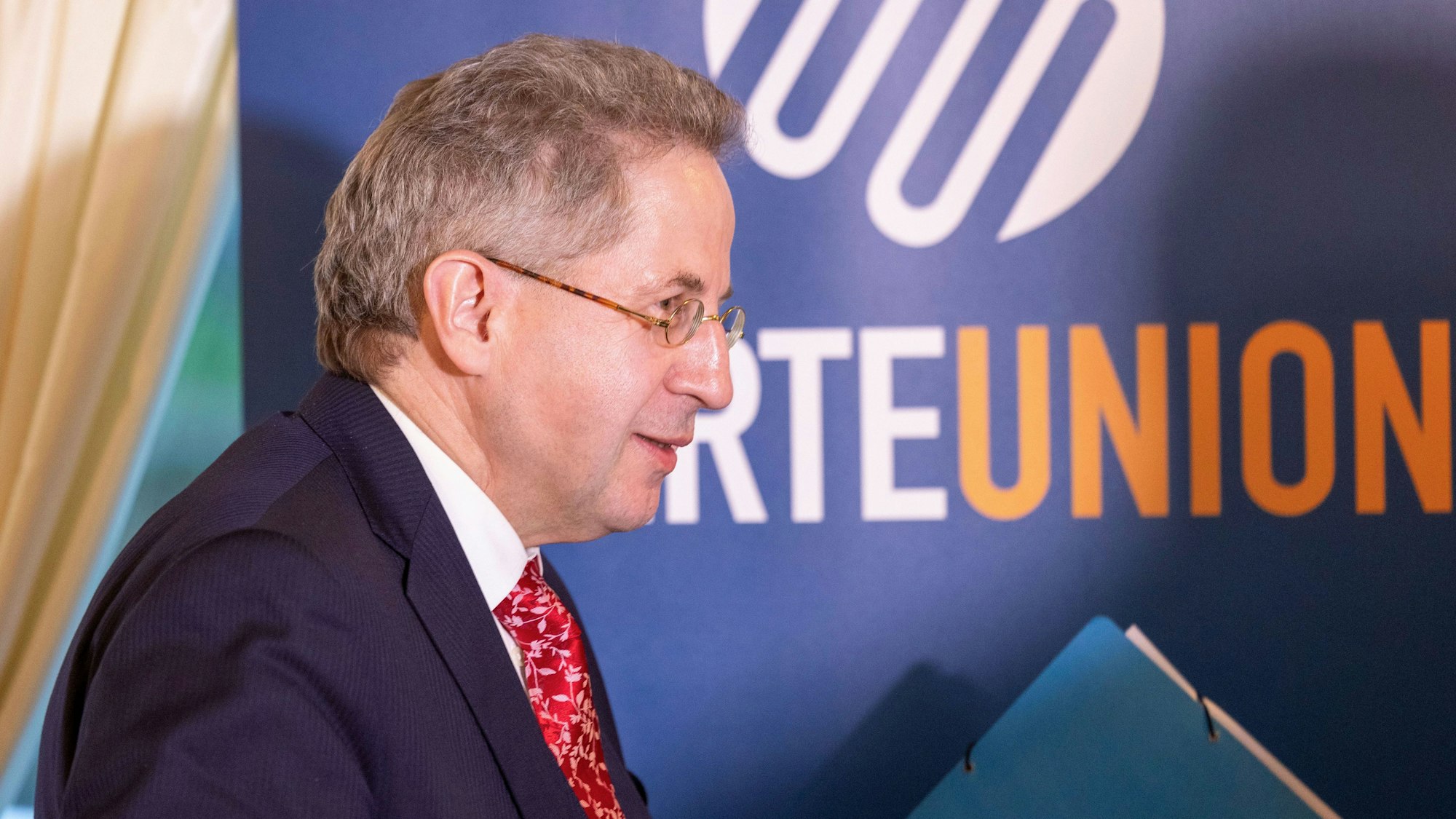 Der Ex-Verfassungsschutz Präsident Hans-Georg Maaßen verlässt die Pressekonferenz zur Parteigründung der „Werteunion“.