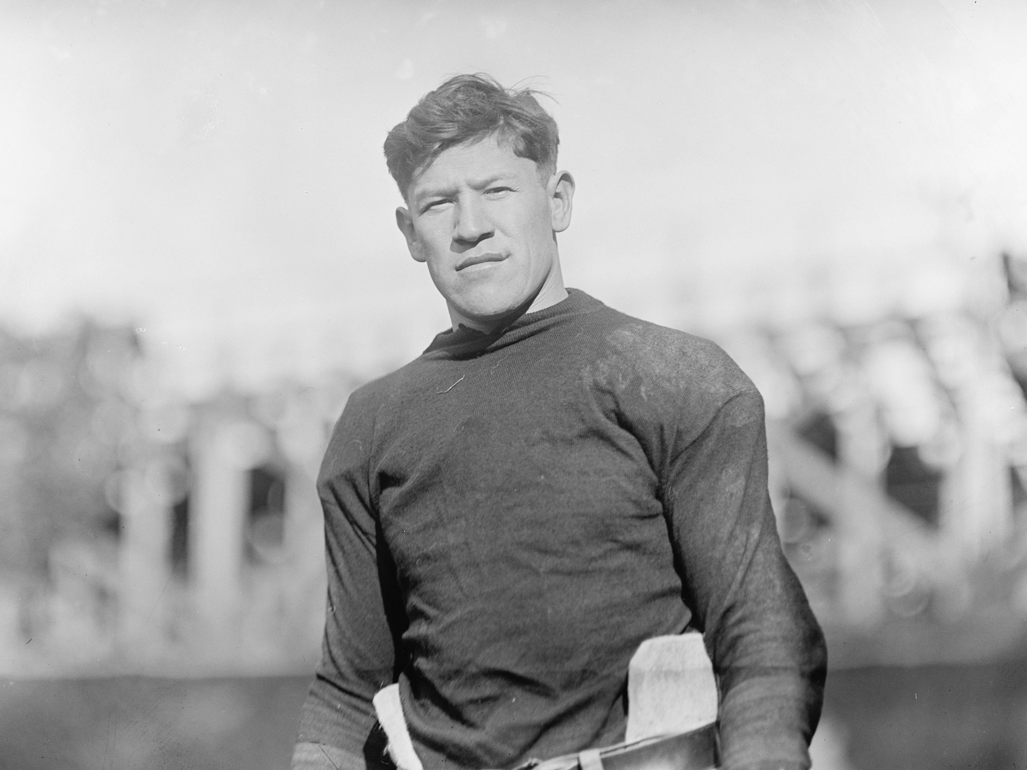 Jim Thorpe posiert in seiner Football-Ausrüstung