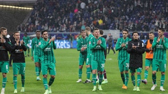 Spieler von Borussia Mönchengladbach stehen klatschend vor den Fans.