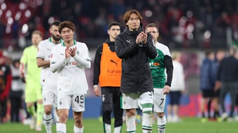 Zwei Spieler von Borussia Mönchengladbach applaudieren.
