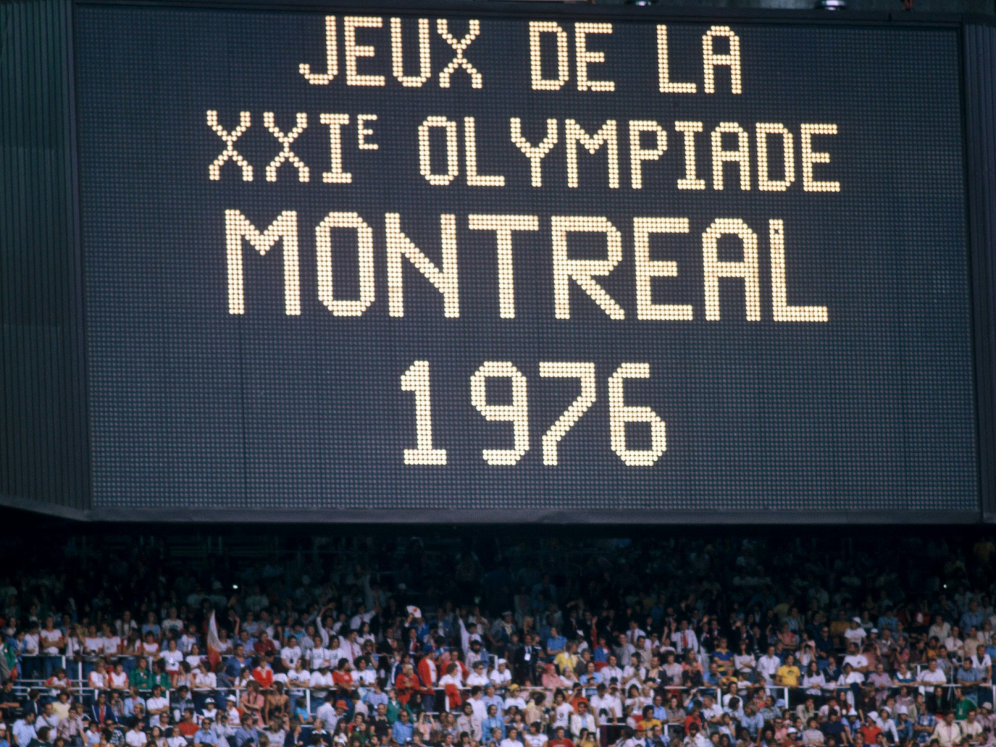 Die Anzeigetafel bei der Eröffnungsfeier der Olympischen Spiele 1976 im Olympic Stadium Montreal
