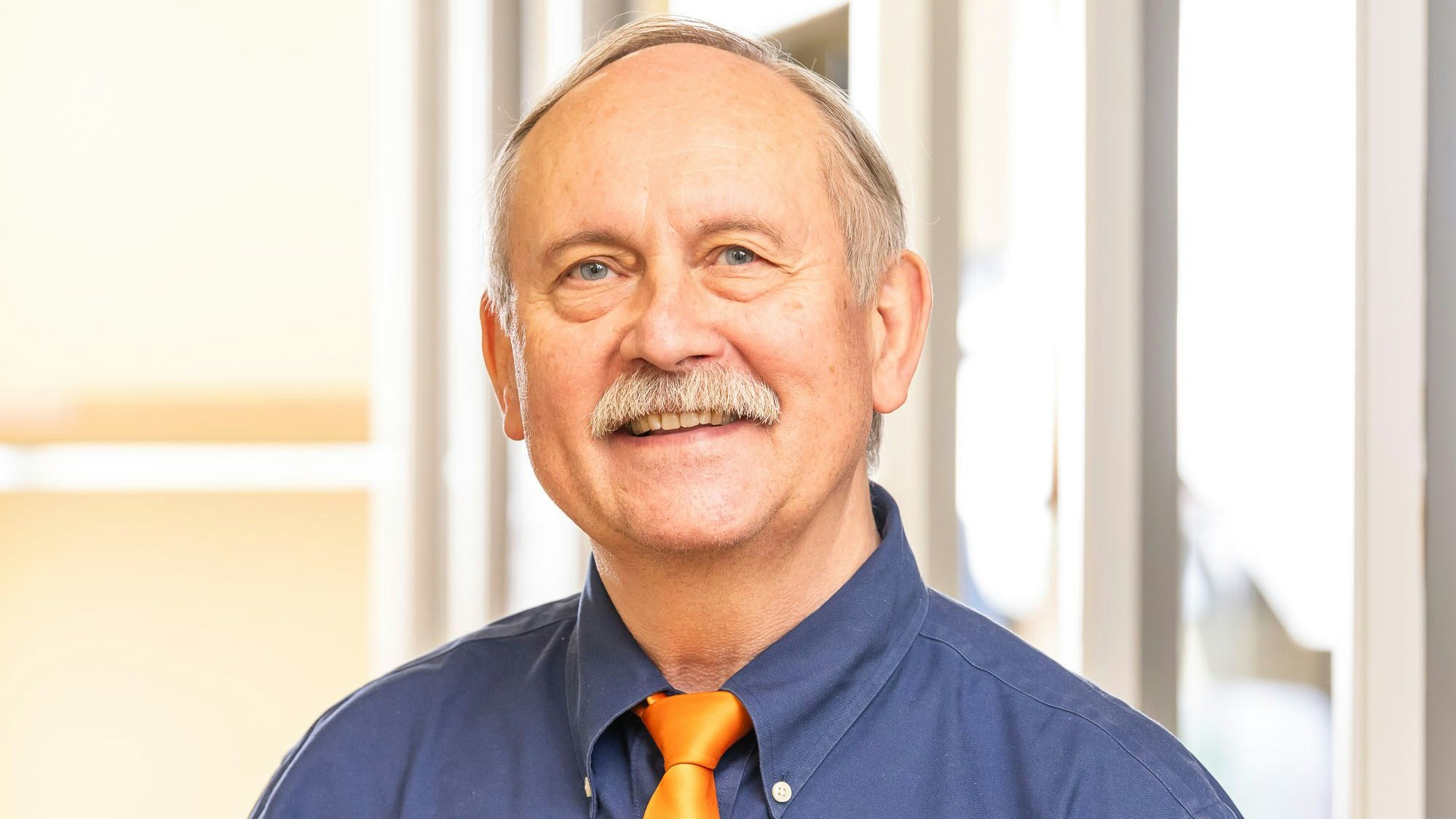 Norbert Mülleneisen, Facharzt für Lungen- und Bronchialheilkunde und Gründer des Asthma- und Allergiezentrums Leverkusen ist im Porträt zu sehen.