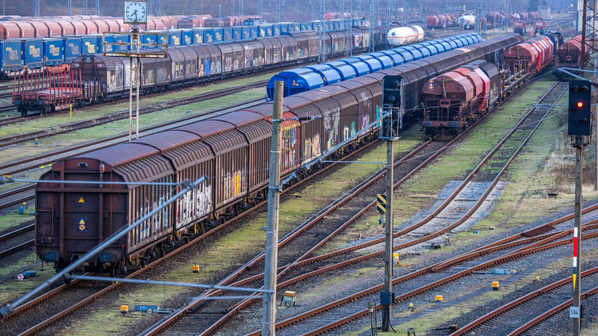Güterwaggons stehen im Rangierbahnhof am Seehafen.