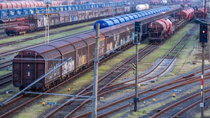 Güterwaggons stehen im Rangierbahnhof am Seehafen.&nbsp;