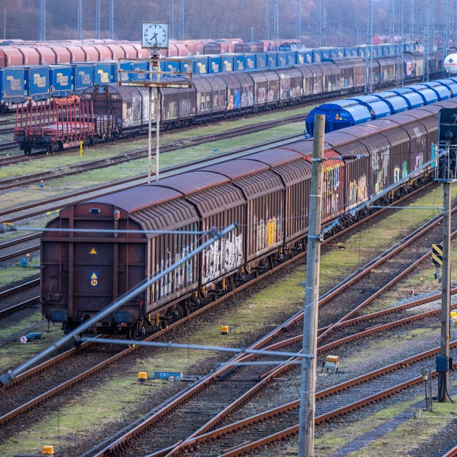 Güterwaggons stehen im Rangierbahnhof am Seehafen.&nbsp;