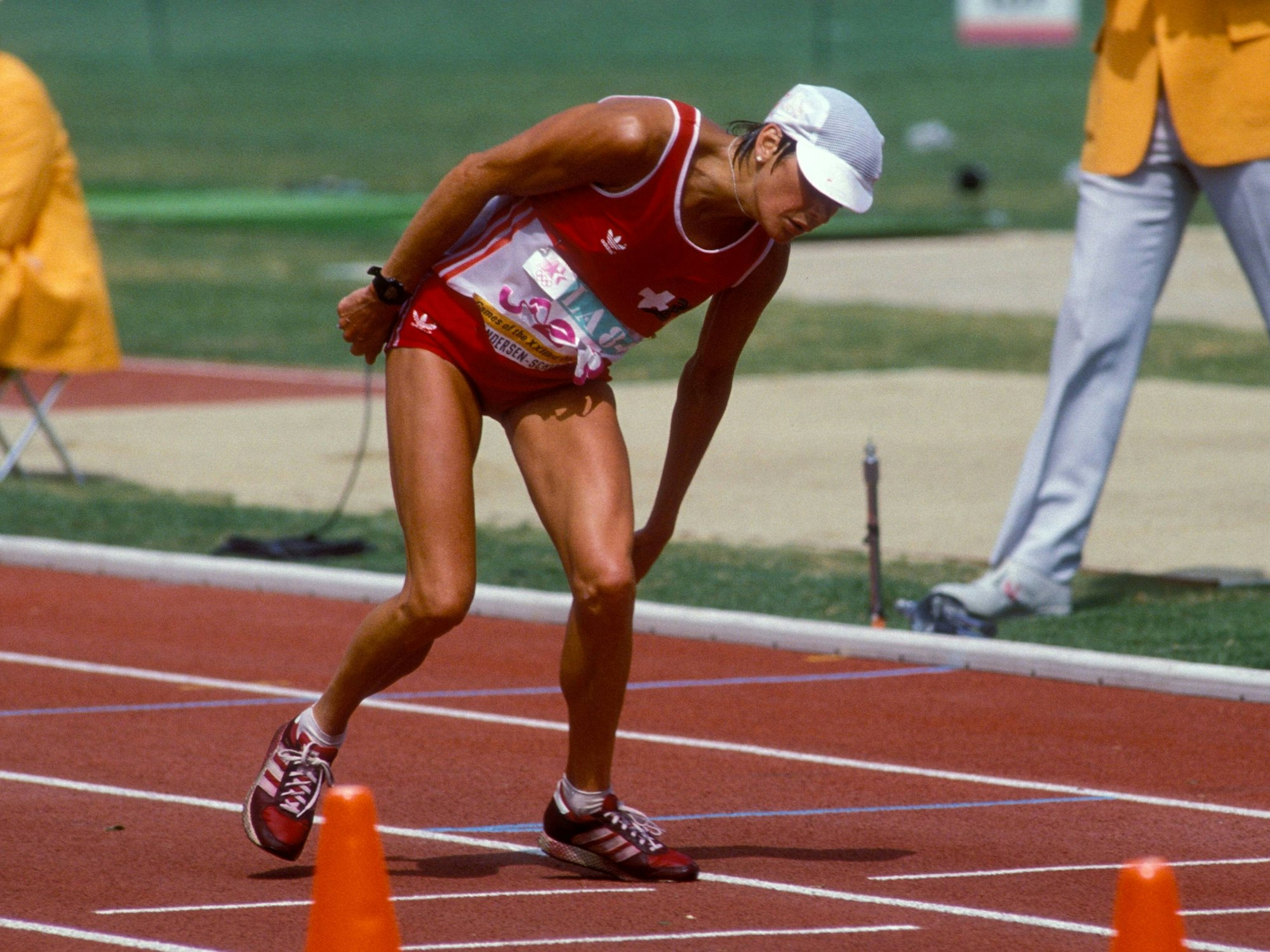 Gabriela Andersen Schiess (Schweiz) schleppt sich vollkommen entkräftet über die letzten Meter des Olympischen Marathonrennens 1984