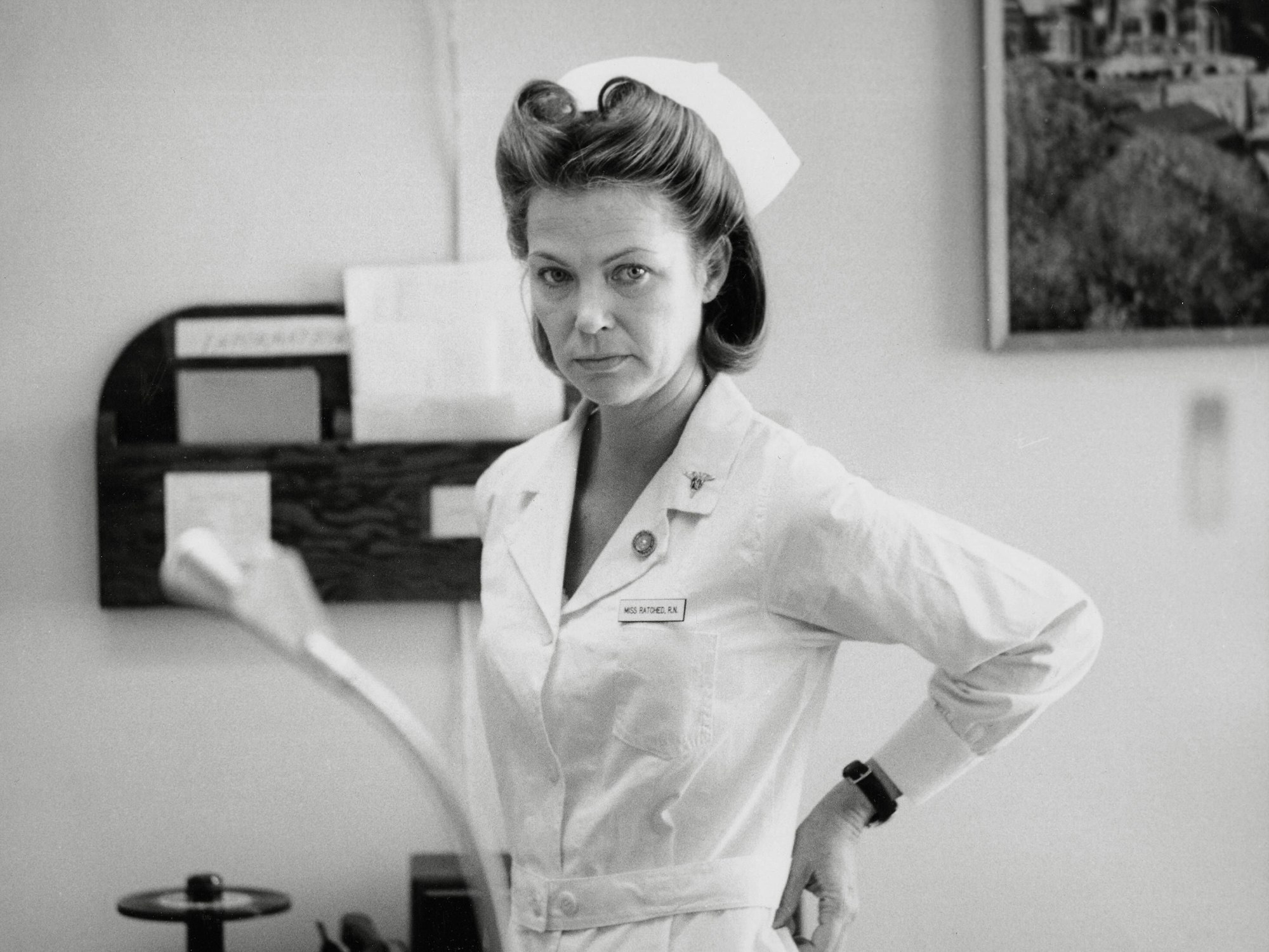 Louise Fletcher schaut in der Rolle als Krankenschwester im Film „Einer flog über das Kuckucksnest“ in die Kamera. Das Bild ist von 1975