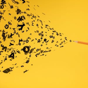 Illustration einer Hand mit Bleistift, aus dem schwarze Buchstaben fliegen