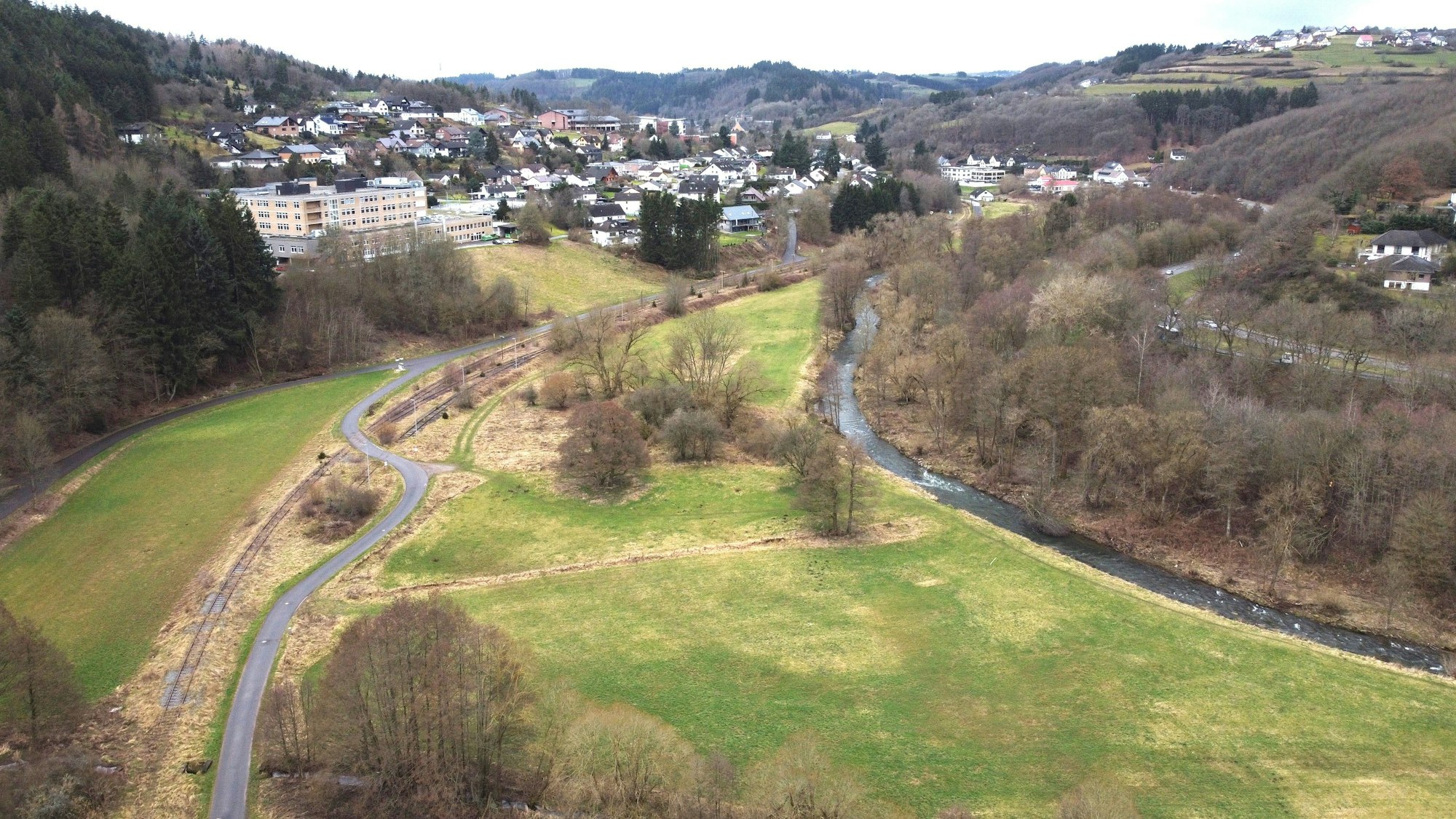 Blick auf das Tal von Richtung Olef in Richtung Schleiden mit der Olef und den grünen Wiesen.