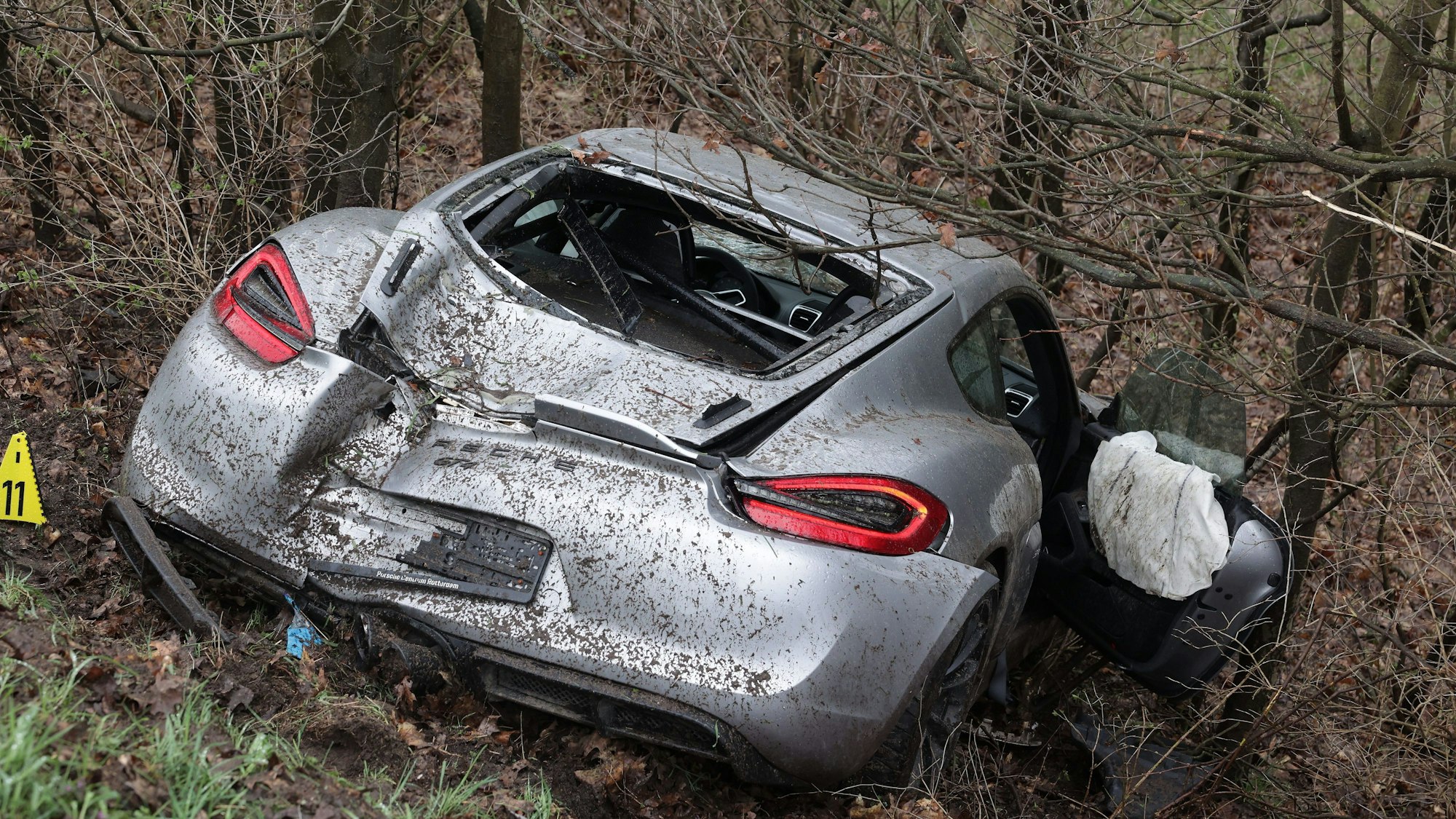Ein Porsche ist schwer beschädigt in einer abschüssigen Böschung zum Stehen gekommen.