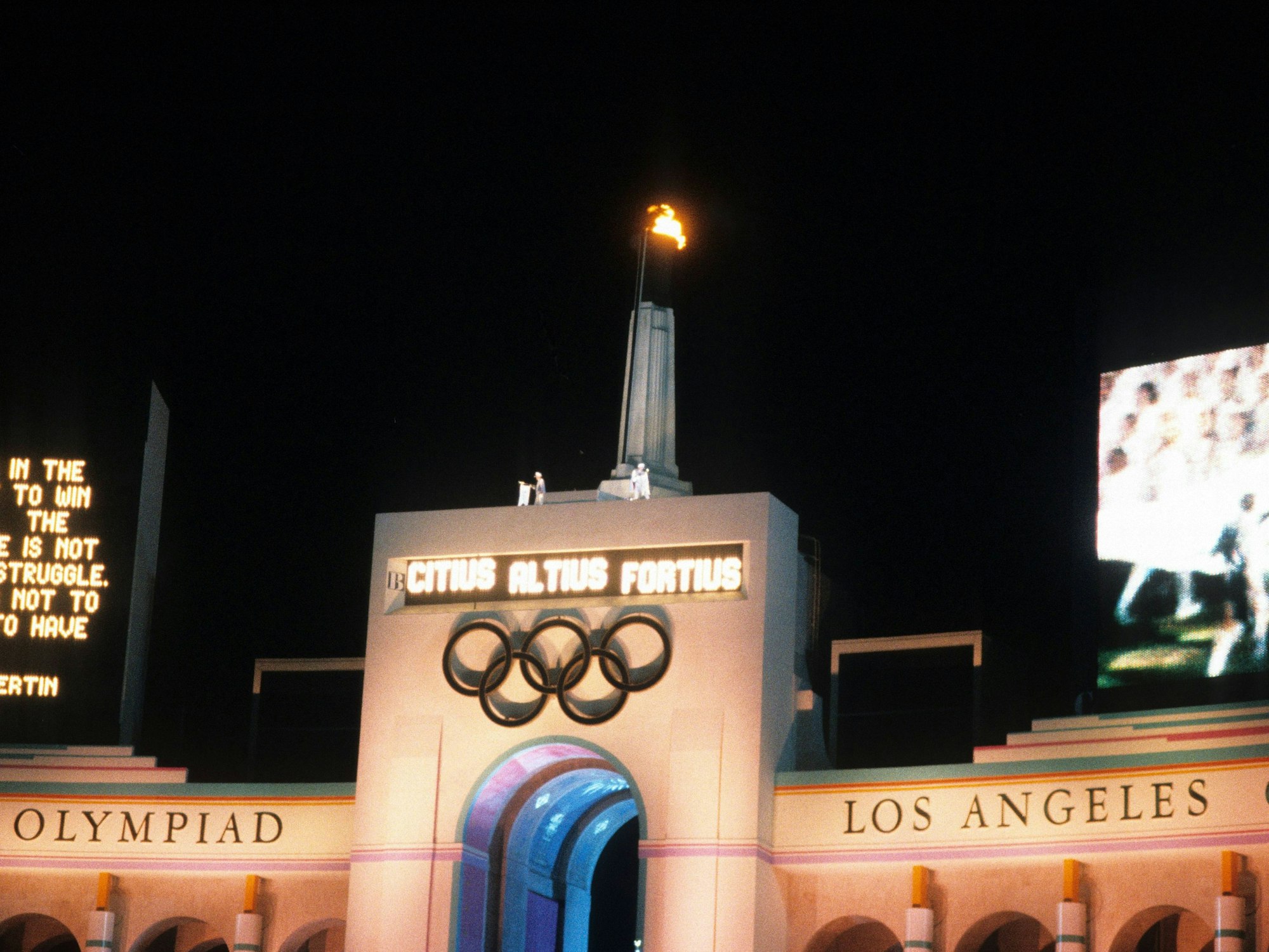 Das Olympisches Feuer im Los Angeles Memorial Coliseum brennt während der Abschlussfeier der Olympischen Sommerspiele 1984 in Los Angeles