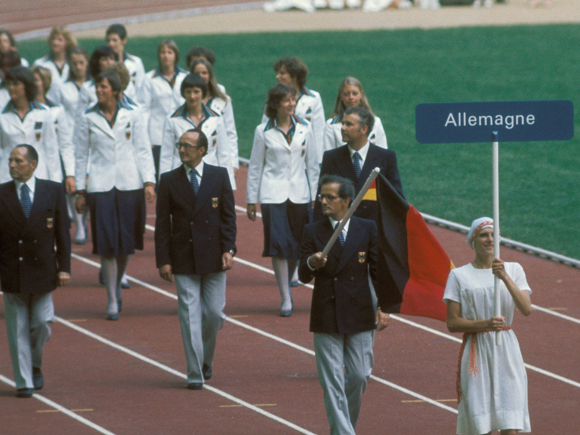 Einmarsch der BR Deutschland mit Fahnenträger Hans Günter Winkler bei der Eröffnung der Olympischen Spiele 1976 in Montreal
