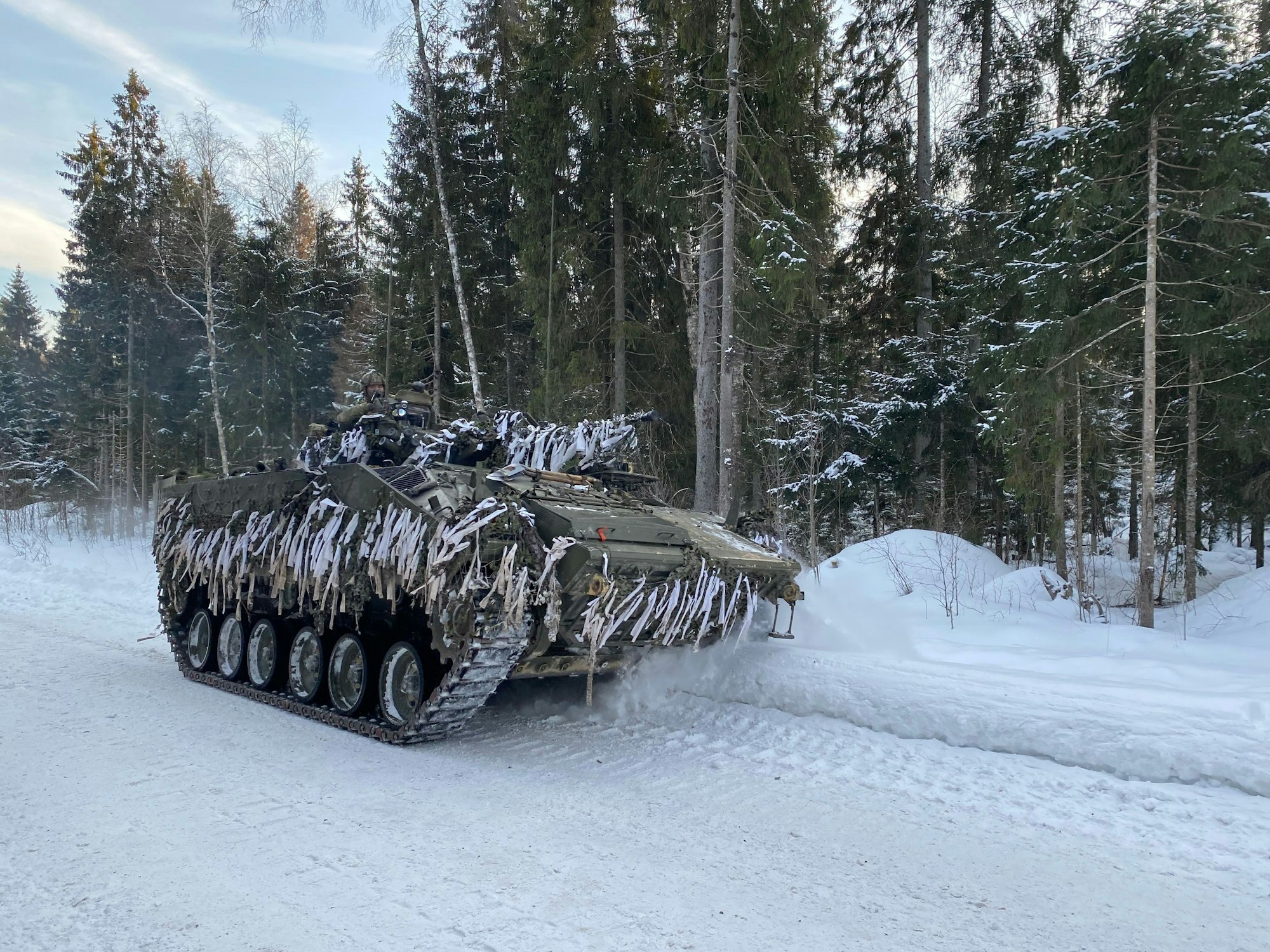 Ein britischer Schützenpanzer vom Typ Warrior fährt durch das verschneite Militärübungsgelände in Tapa: Bei einer Winterübung in Estland trainieren Nato-Truppen Mitte Februar den Schutz und die Verteidigung der Nato-Ostflanke.