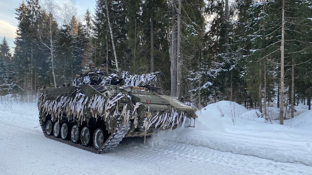 Ein britischer Schützenpanzer vom Typ Warrior fährt durch das verschneite Militärübungsgelände in Tapa: Bei einer Winterübung in Estland trainieren Nato-Truppen Mitte Februar den Schutz und die Verteidigung der Nato-Ostflanke.