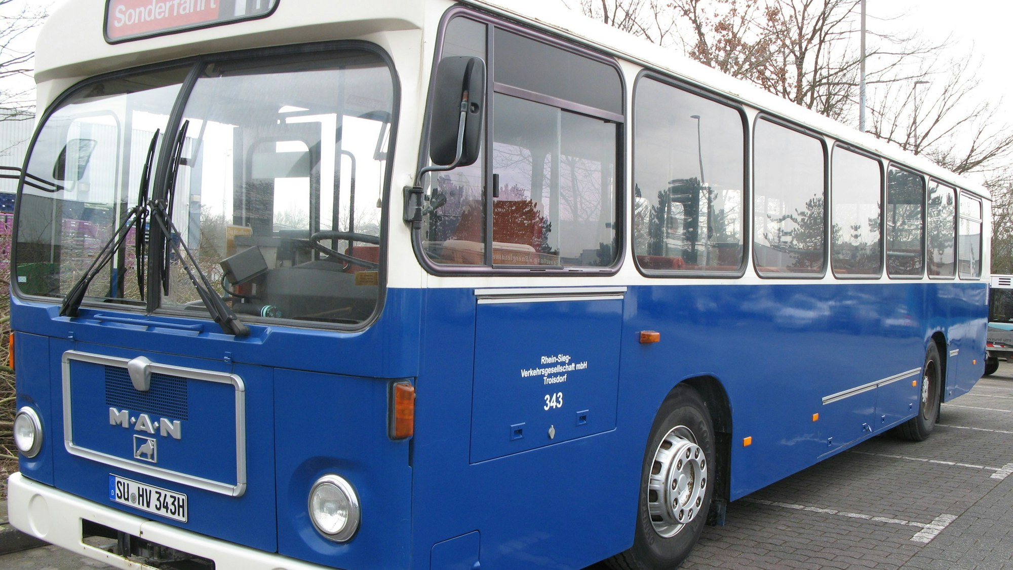 Das Bild zeigt die Front und die Fahrerseite des Oldtimerbus, Baujahr 1986.