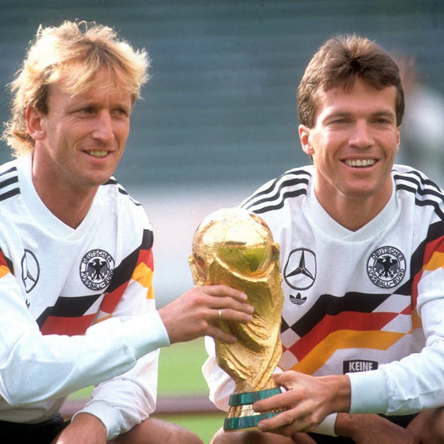 Andreas Brehme (l.), hier mit Lothar Matthäus und dem WM-Pokal 1990, ist im Alter von 63 Jahren gestorben. (Archivbild)
