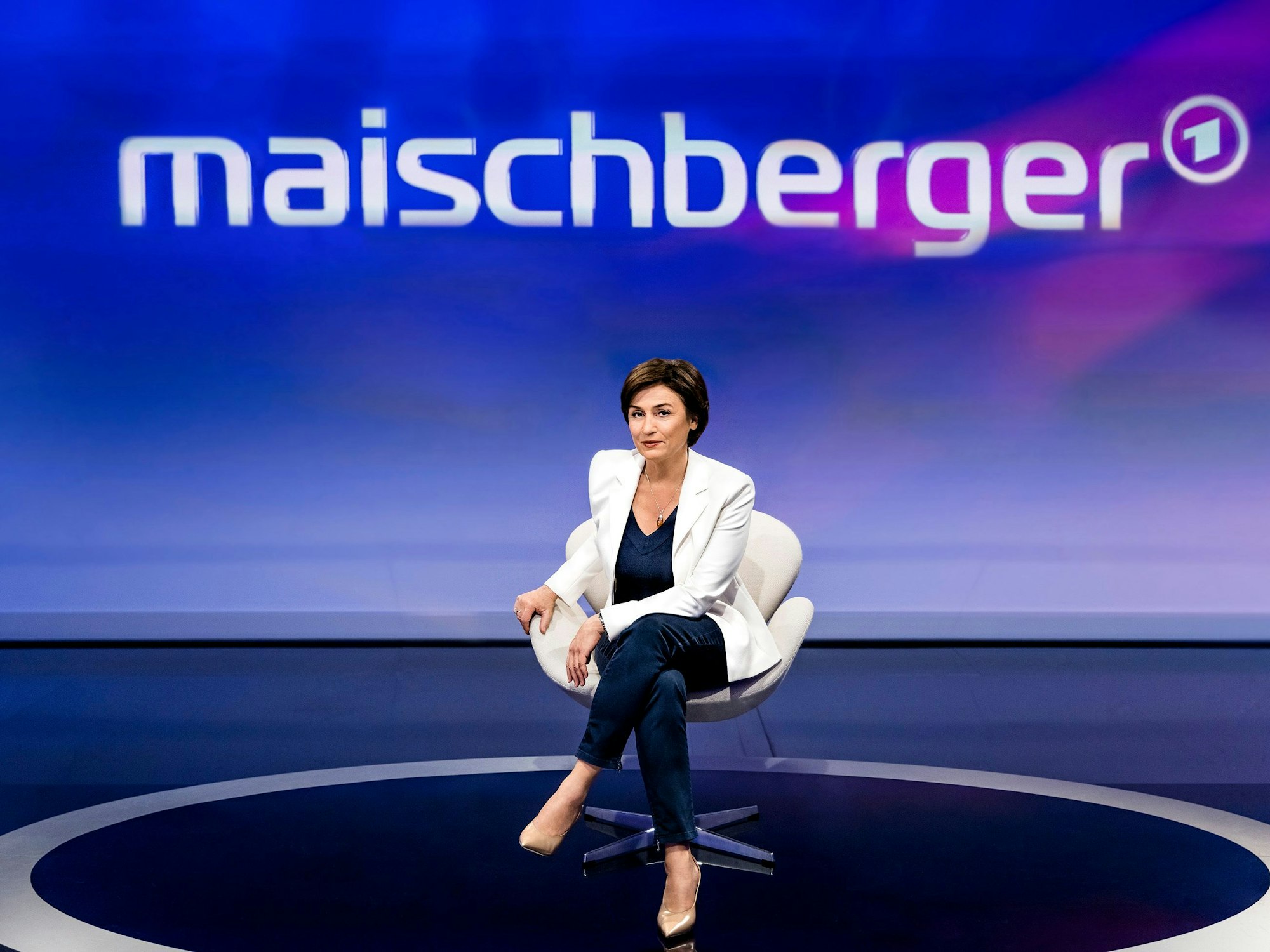 Moderatorin Sandra Maischberger in ihrem Studio: Der Talk wird am 20. Februar um 15 Minuten nach hinten verschoben.