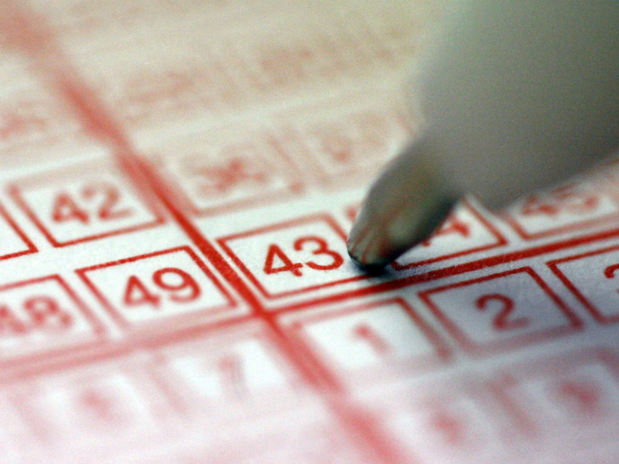Ein Kugelschreiber zeigt auf die Zahl 43 auf einem Lotto-Schein (Illustration).