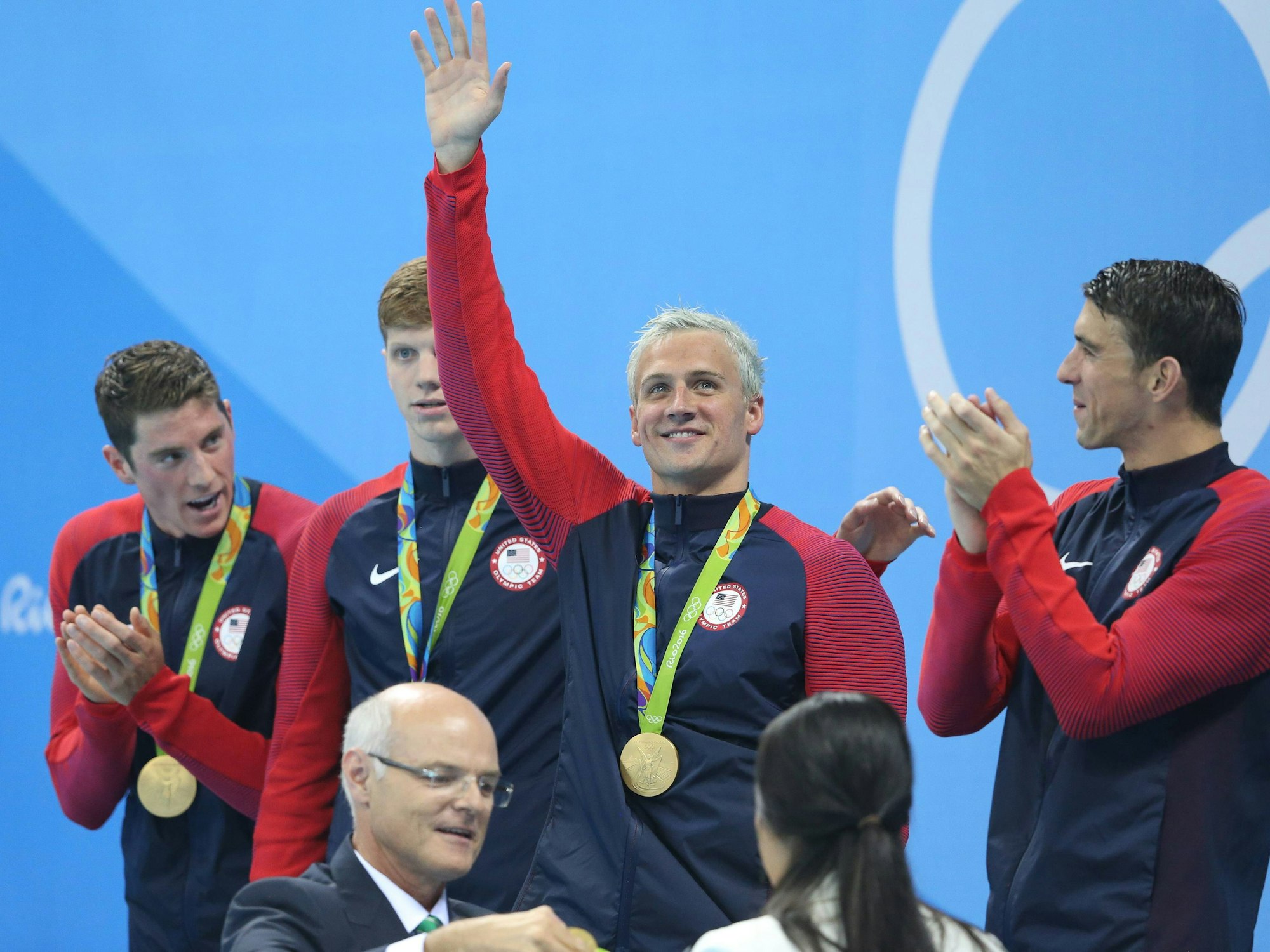 Das US-Schwimmteam feiert seine Goldmedaille