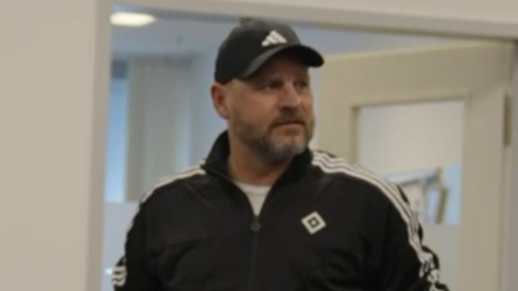 Steffen Baumgart noch vor seiner Vorstellung als neuer Trainer beim Hamburger SV mit der Trainingsjacke seines neuen Arbeitgebers.