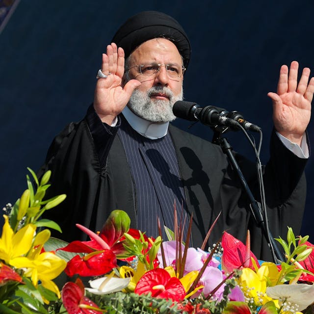 Teheran: Ebrahim Raisi, Präsident des Iran, begrüßt die Menge während der Feierlichkeiten zum 45. Jahrestag der Islamischen Revolutionvon 1979.