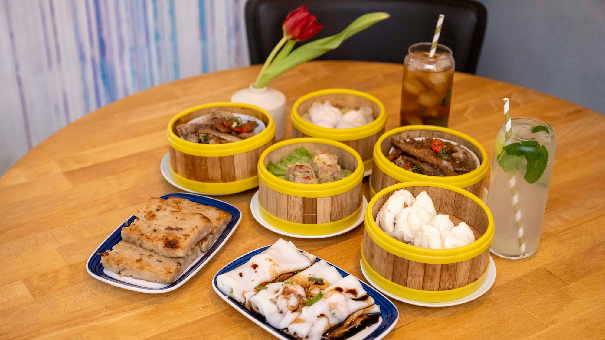 Dim Sum-Auswahl auf einem Tisch im chinesischen Restaurant Lai de Hao