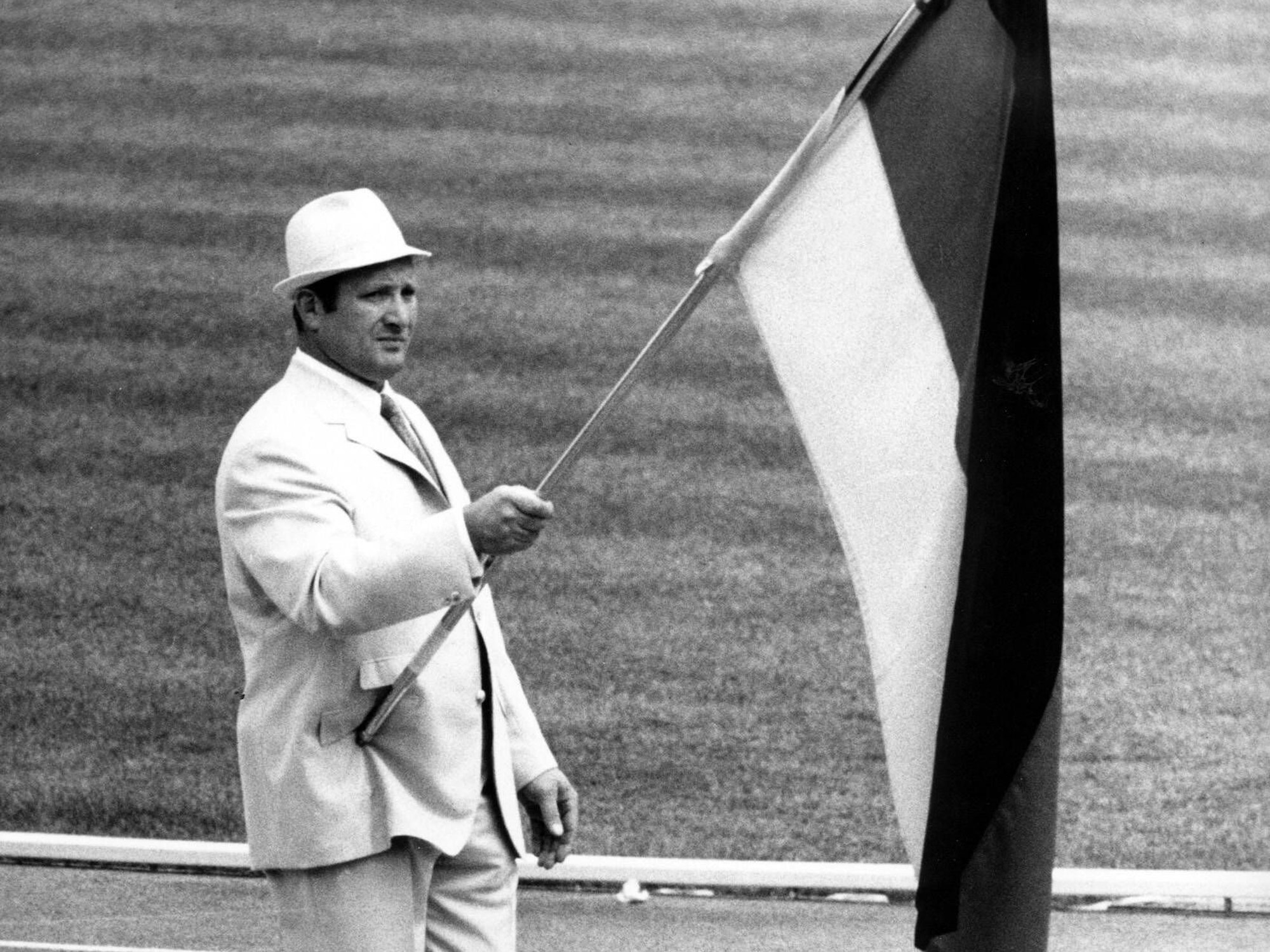Wilfried Dietrich mit der deutschen Fahne für die BRD