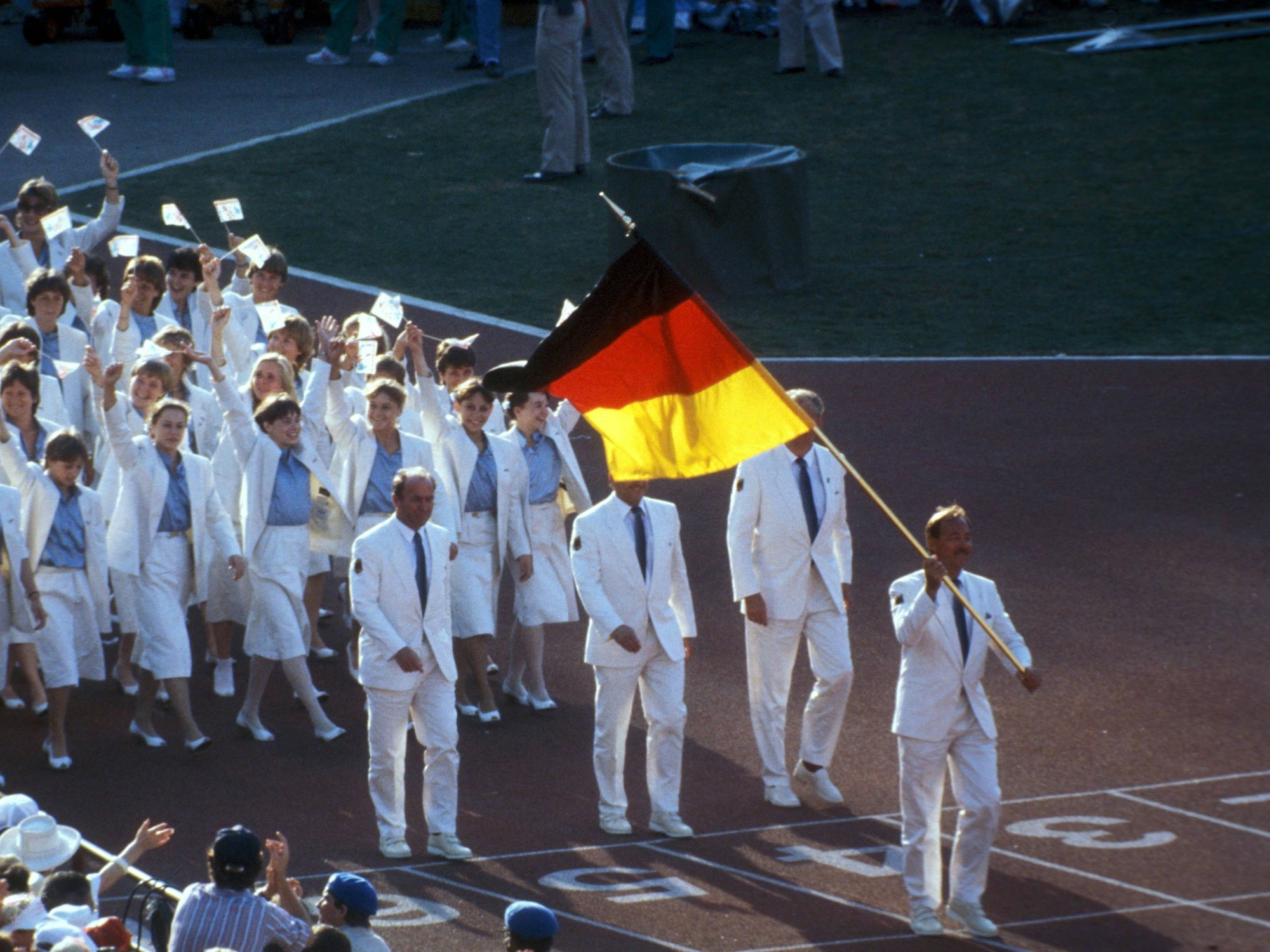 Fahnenträger Willi Kuhweide während der Eröffnungsfeier der Olympischen Sommerspiele 1984