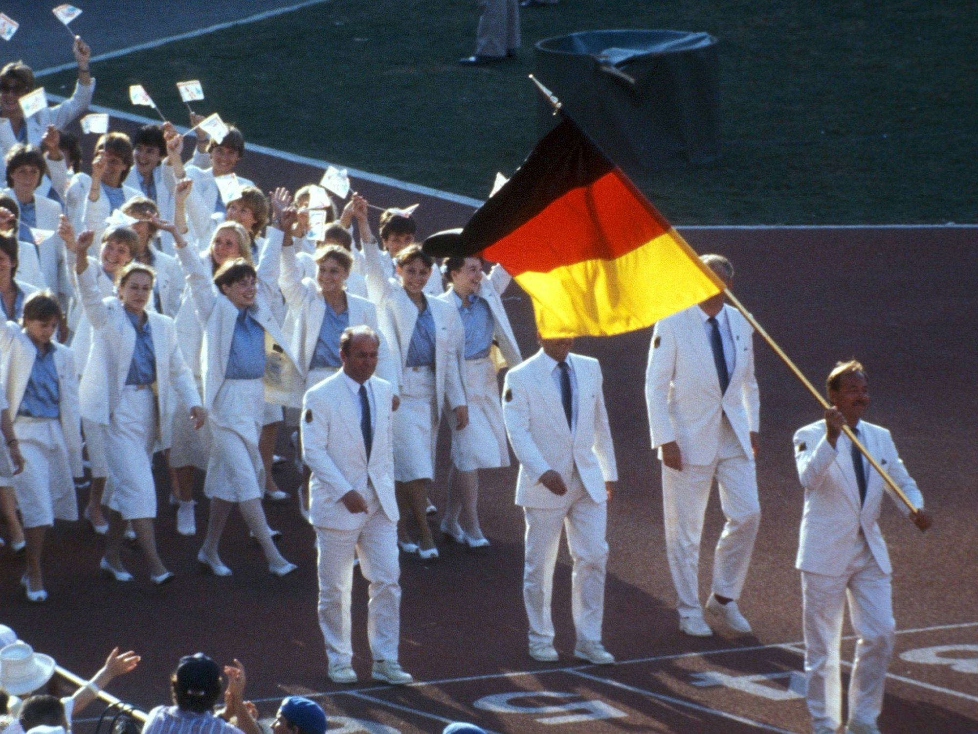 Einmarsch deutsche Delegation (BRD) mit Fahnenträger Willi Kuhweide während der Eröffnungsfeier der Olympischen Sommerspiele 1984.