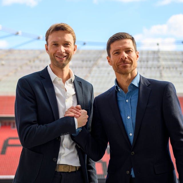 Leverkusens Sportdirektor Simon Rolfes (l.) und Cheftrainer Xabi Alonso auf der Tribüne in der Bay-Arena.