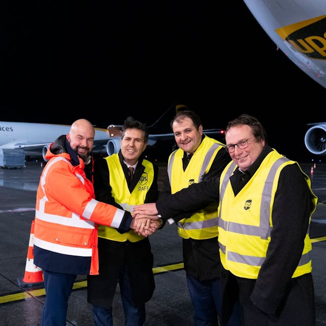 Flughafenchef Thilo Schmid (v.l.), UPS-Europachef Daniel Carrera und die beiden NRW-Minister Nathanael Liminski und Oliver Krischer vor einer Boeing 747-8 auf dem Rollfeld in Köln/Bonn.