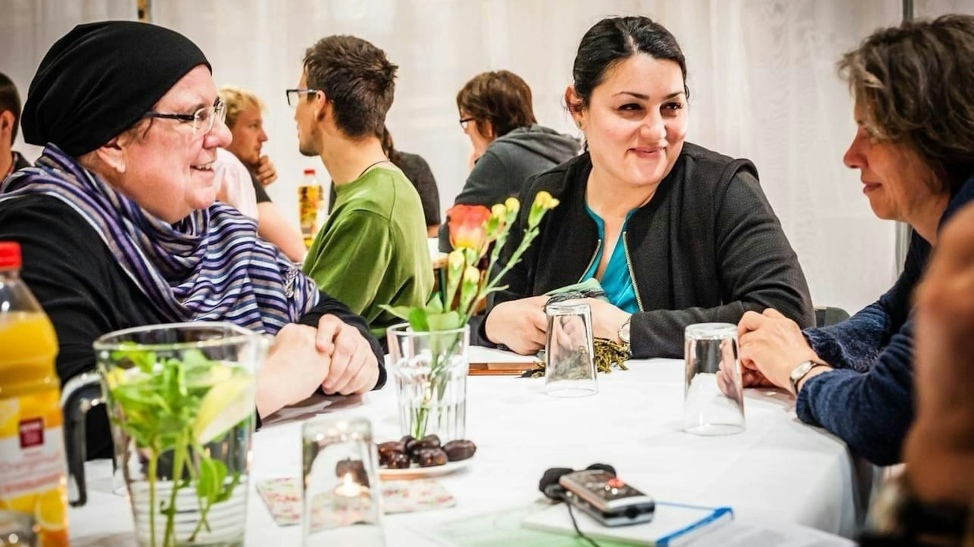 Rabeya Müller (links) während eines Iftar-Essens. Mit am Tisch: Lamya Kaddor (Mitte)