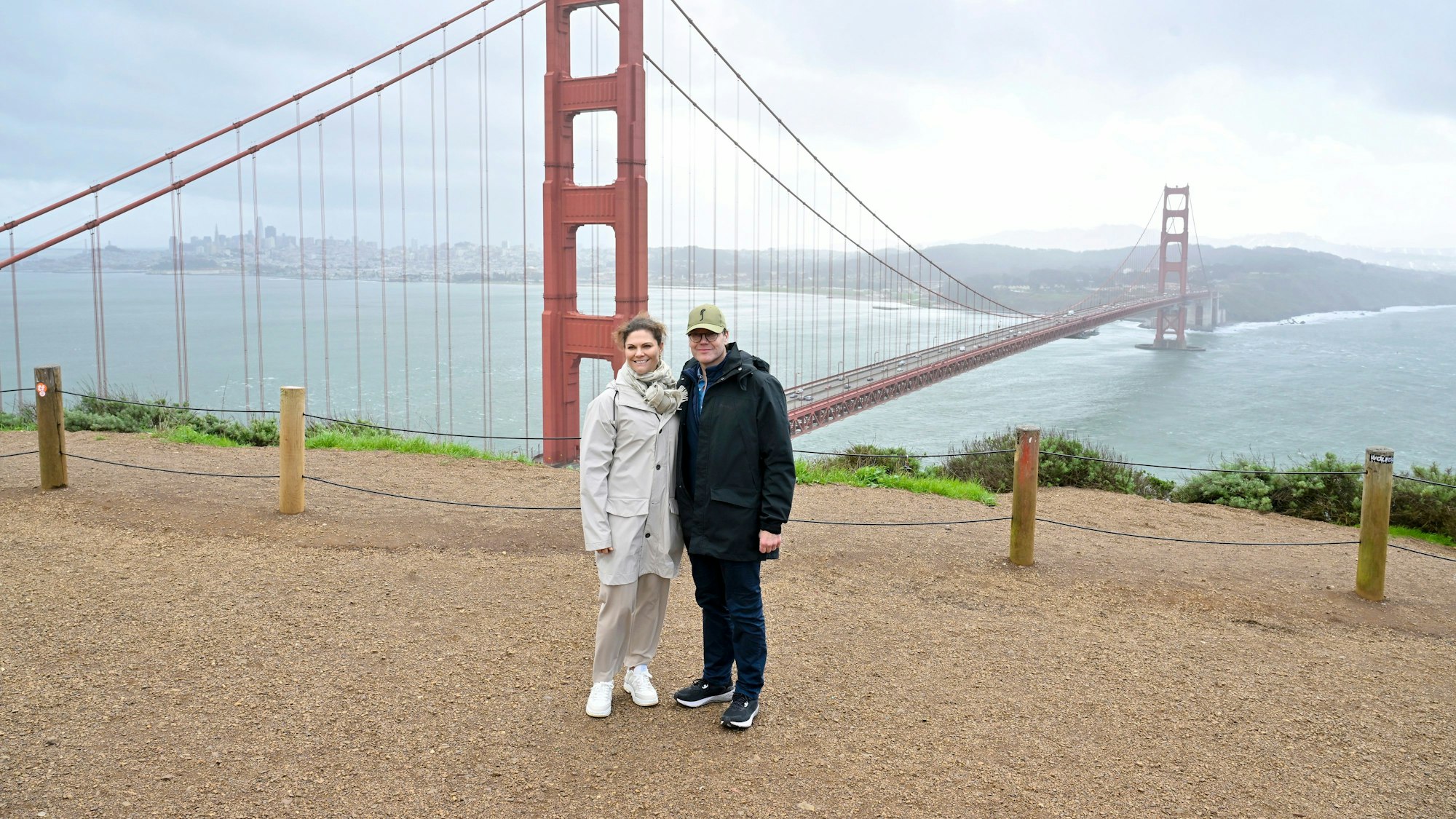 Prinz Daniel und Kronprinzessin Victoria (l) besuchen den Golden Gate Viewpoint während ihrer Tour durch die San Francisco Bay Area.