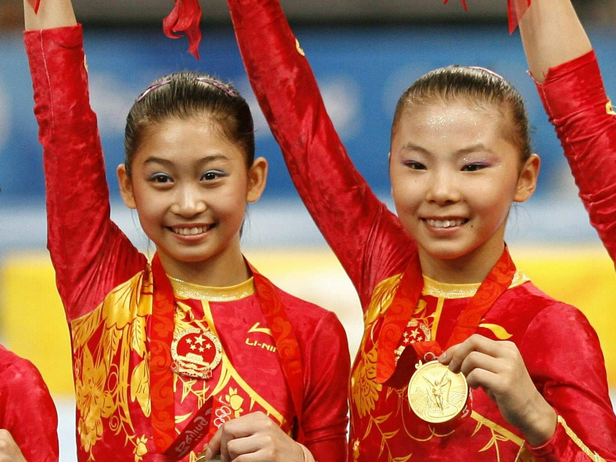 Die beiden chinesischen-Turnerinnen Jiang Yuyan und He Kexin feiern ihre Goldmedaille