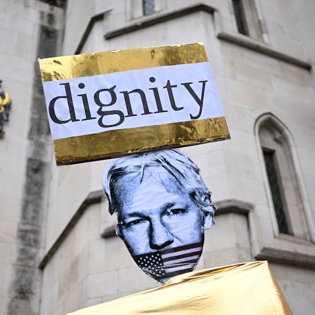 Demonstranten halten am 20. Februar ein Plakat mit dem Foto des Wikileaks-Gründers Julian Assange hoch.