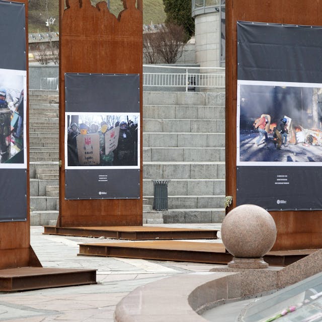 Die Ausstellung „So begann der Krieg“ auf dem Maidan Nezalezhnosti zeigt Fotos, die während der Ereignisse aufgenommen wurden, die vom 18. bis 20. Februar 2014 in Kiew, der Hauptstadt der Ukraine, stattfanden.