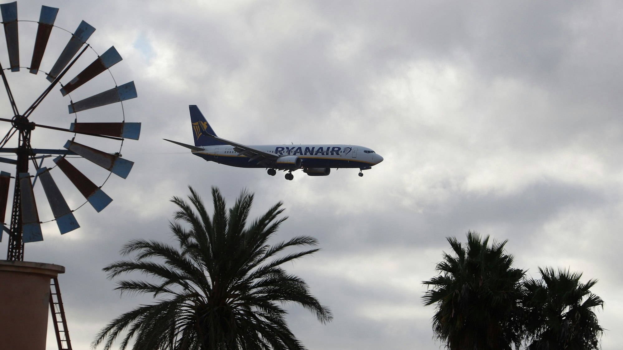 Ein Ryanair-Flugzeug landet auf Mallorca.