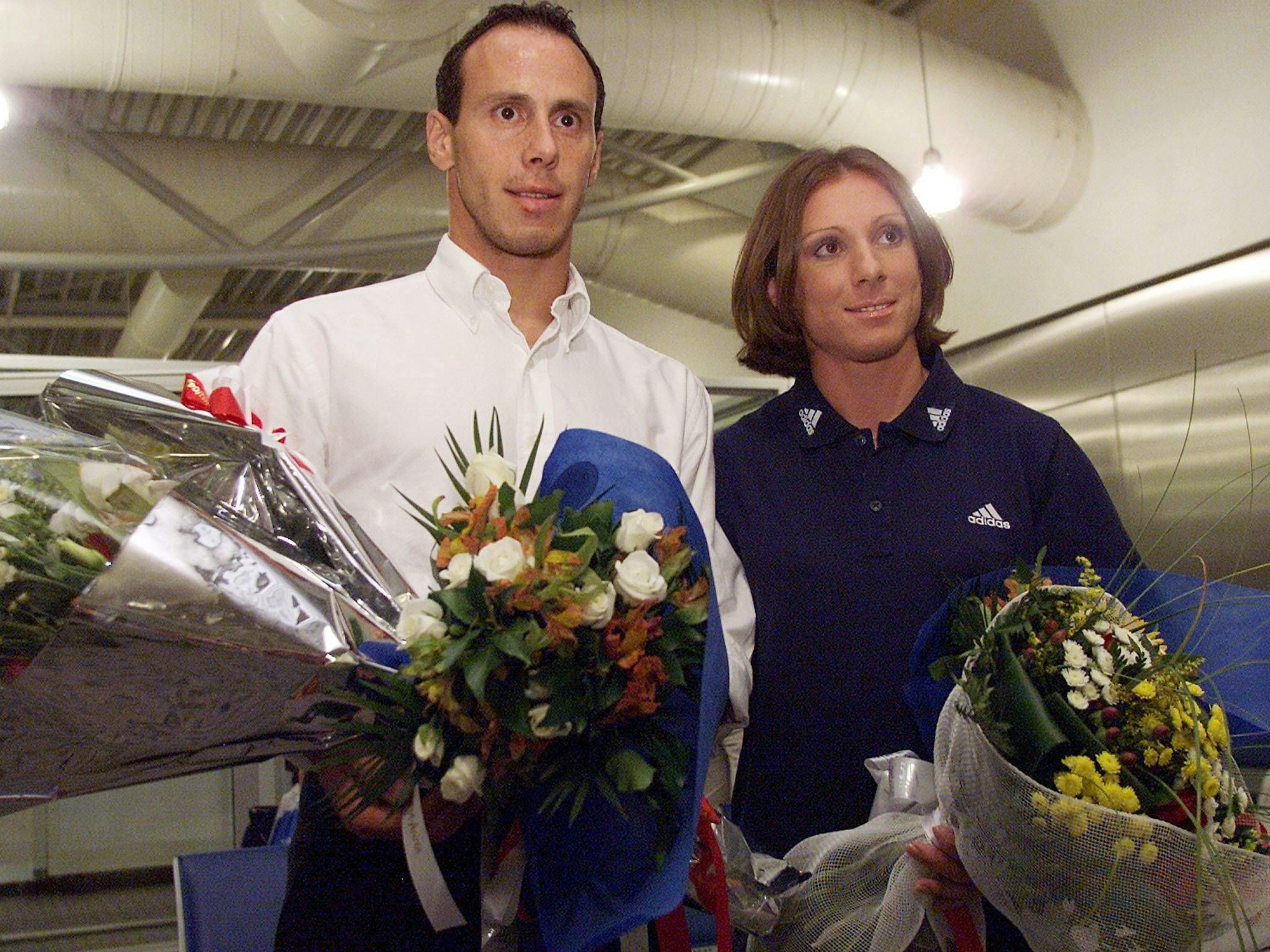 Ekaterini Thanou und Konstantinos Kenteris (beide Griechenland) werden bei ihrer Rückkehr von der Europameisterschaft am Flughafen mit Blumen empfangen