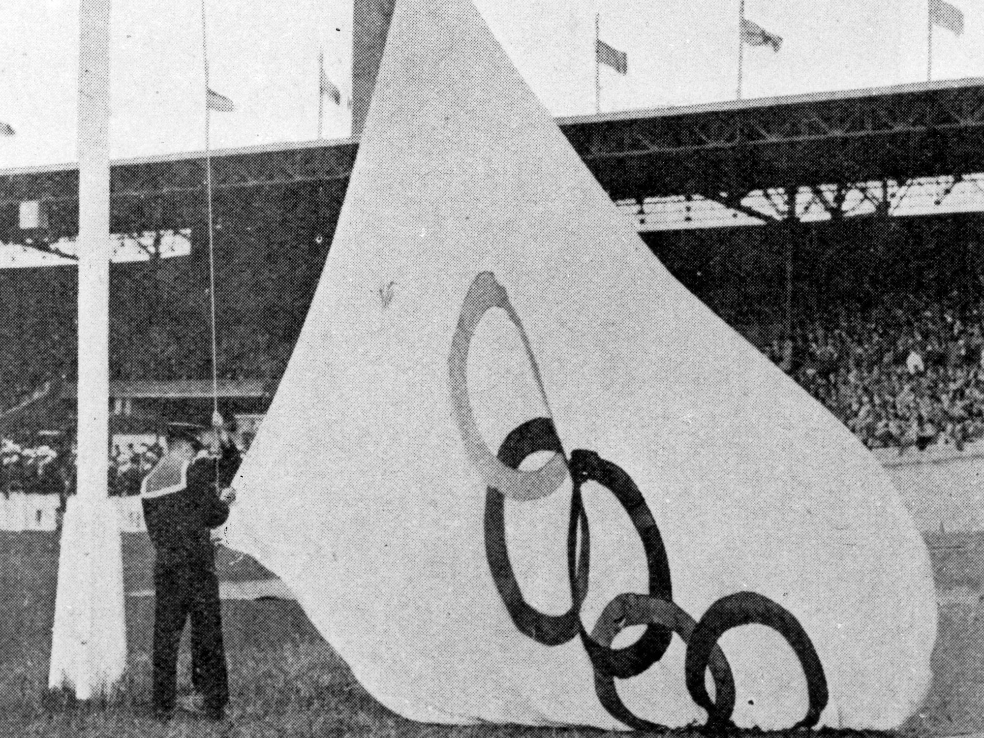 Die Olympische Flagge bei den Spielen 1928 in Amsterdam wird gehisst