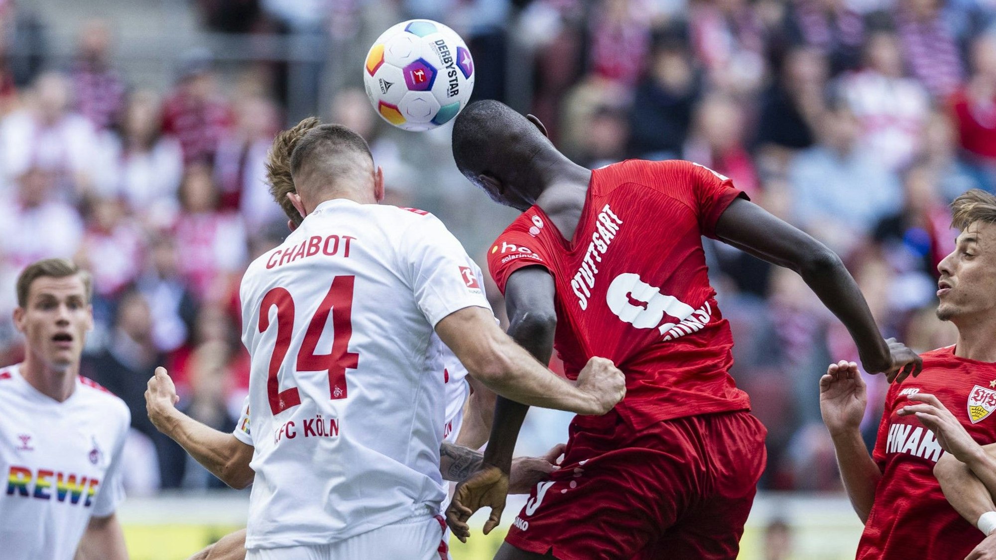 Im Hinspiel hatte Jeff Chabot Stuttgarts Serhou Guirassy gut im Griff, dennoch verlor Köln 0:2 - durch zwei Treffer von Deniz Undav.